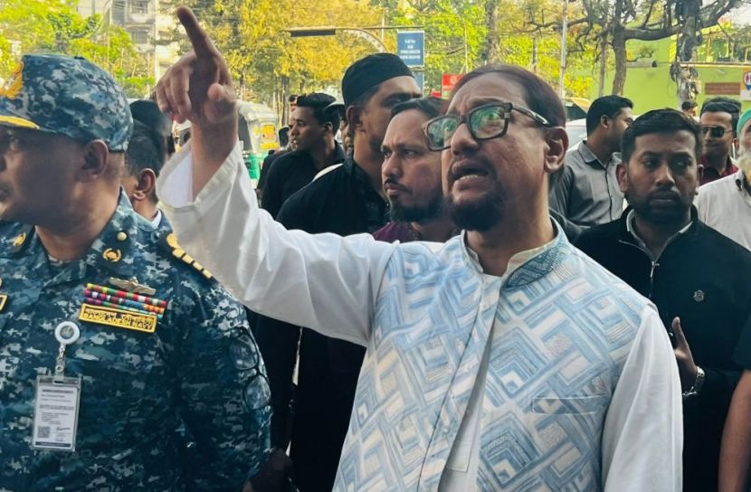 চট্টগ্রামকে বিলবোর্ডমুক্ত করার ঘোষণা: কাজীর দেউরীতে উচ্ছেদ অভিযানে মেয়র ডা. শাহাদাত