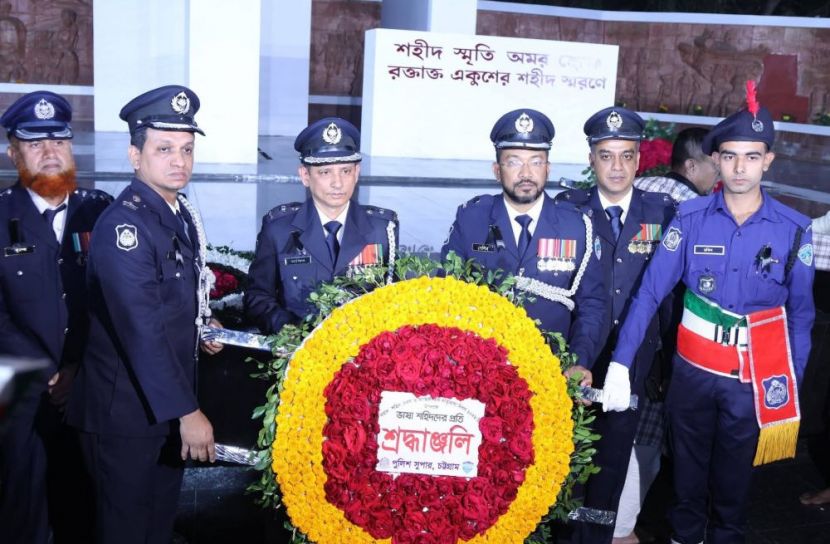 একুশের প্রথম প্রহরে ভাষা শহীদদের প্রতি চট্টগ্রাম জেলা পুলিশের শ্রদ্ধা