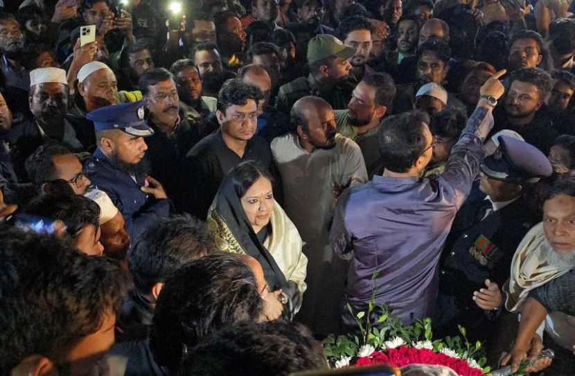 বাধার মুখে ফুল না দিয়েই শহীদ মিনার ছাড়লেন রুমিন ফারহানা  