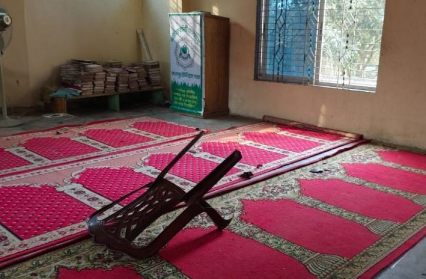 রাউজানে মাদরাসা ভাঙচুর করল উত্তেজিত জনতা