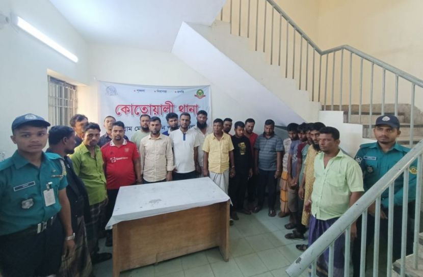 কোতোয়ালীতে প্রকাশ্যে জুয়া খেলা, পুলিশের জালে ২০ জুয়াড়ি
