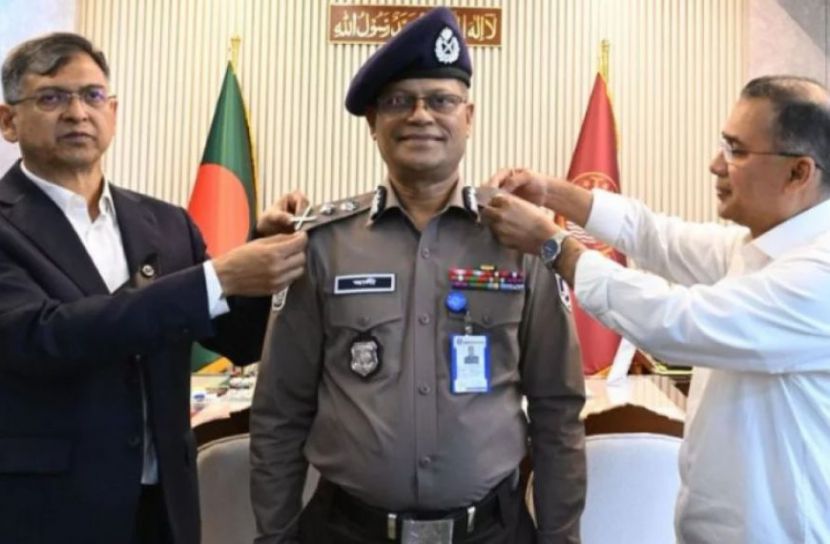 নতুন আইজিপিকে র‍্যাংক ব্যাজ পরিয়ে দিলেন প্রধানমন্ত্রী