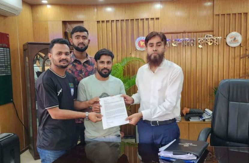 কুষ্টিয়ায় ক্রীড়া অফিসারের অপসারণের দাবিতে মানববন্ধন ও স্মারকলিপি