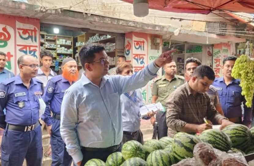 রমজান উপলক্ষে মনোহরদী বাজারে ভ্রাম্যমাণ আদালতের অভিযান, ৮ মামলায় ৫,৫০০ টাকা জরিমানা