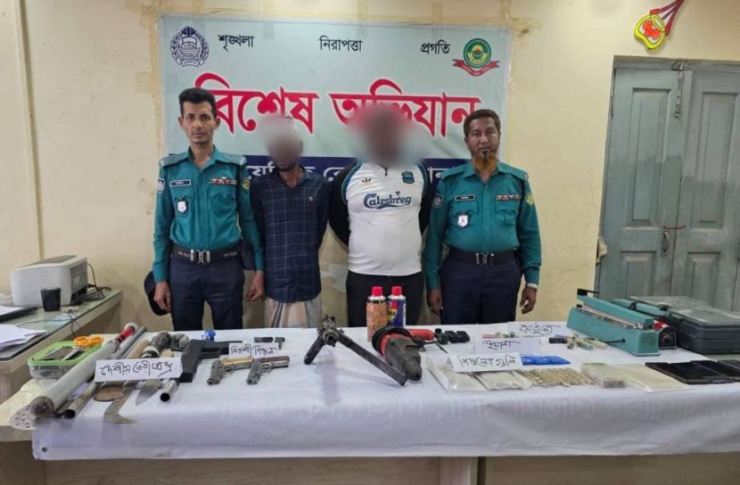 চট্টগ্রামে শীর্ষ সন্ত্রাসী বড় সাজ্জাদের ২ অনুসারী দেশি-বিদেশি অস্ত্র ও ইয়াবাসহ গ্রেপ্তার