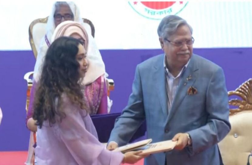 খালেদা জিয়ার মরণোত্তর পুরস্কার নিলেন নাতনি জাইমা রহমান