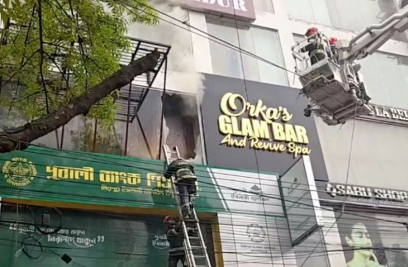 মিরপুর-২ এ বহুতল ভবনে আগুন, নিয়ন্ত্রণে ৫ ইউনিট