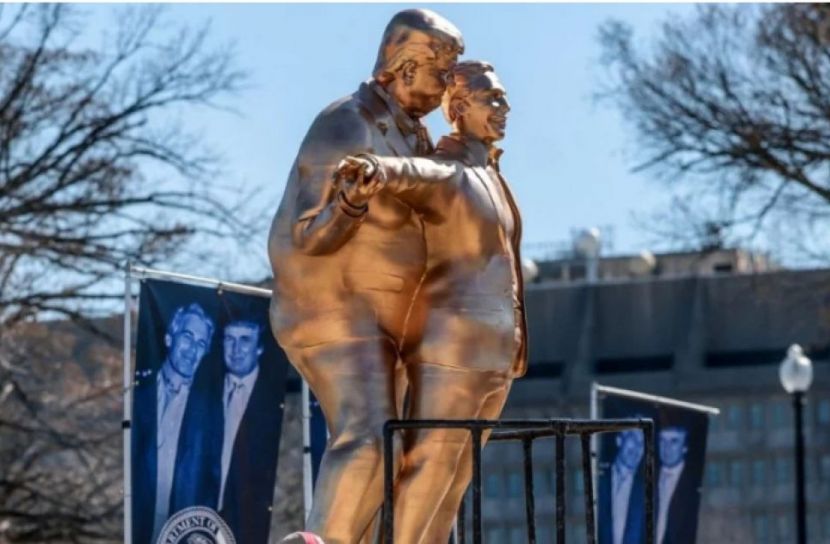 বিশ্ব সংবাদ টাইটানিক ছবির আদলে ওয়াশিংটনে ট্রাম্প–এপস্টিনের বিকৃত ভাস্কর্য