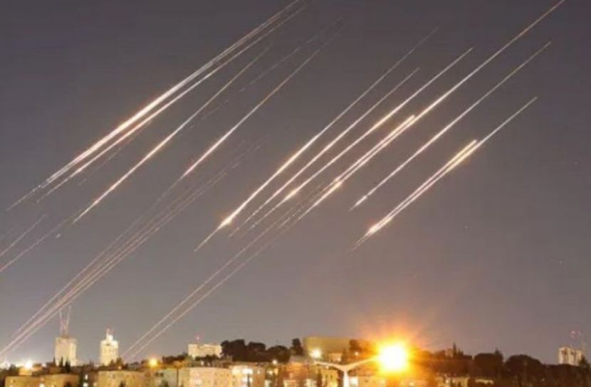 ইসরাইলের দিকে একযোগে ৩০টি ক্ষেপণাস্ত্র ছুড়ল ইরান
