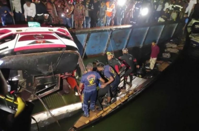 পদ্মা নদীতে বাসডুবির ঘটনায় নিহত বেড়ে ২৪