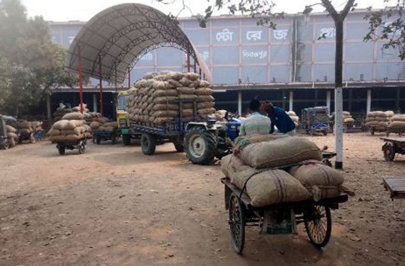 ফুলবাড়ীর হিমাগারে আলু রাখার জায়গা নেই, বিপাকে কৃষক