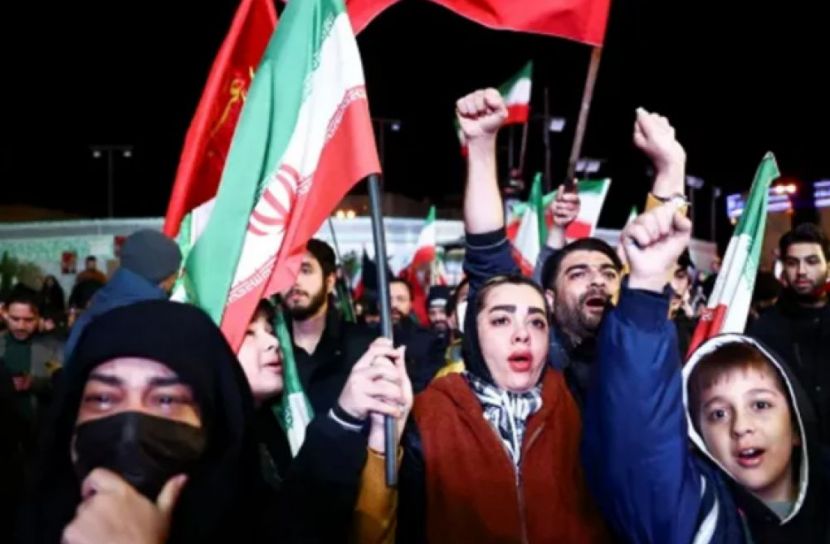 বাঁধভাঙা উল্লাসে রাস্তায় নেমেছেন ইরানিরা