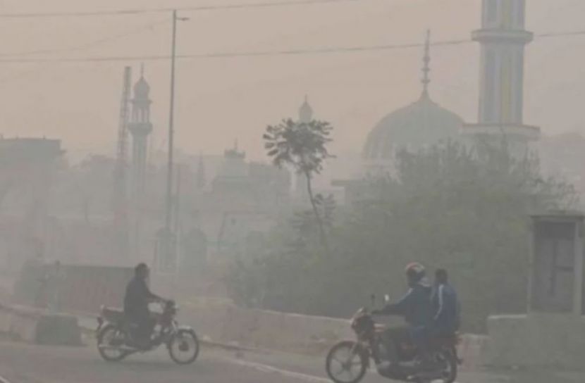 বৃষ্টির পরও বায়ুদূষণে বিশ্বে দ্বিতীয় ঢাকা