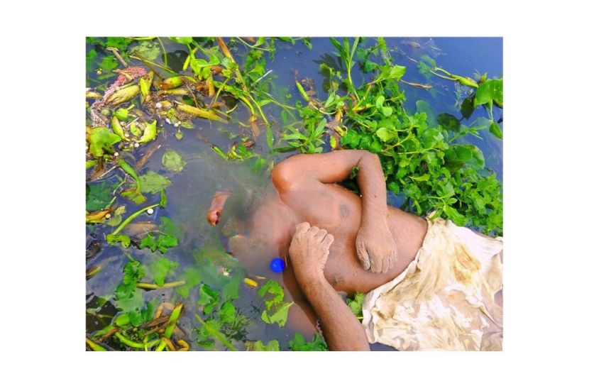 শীতলক্ষ্যা নদীর তীরে  অজ্ঞাতনামা ব্যক্তির ভাসমান লাশ