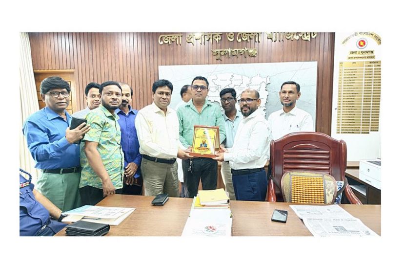সুনামগঞ্জ প্রেসক্লাবের পক্ষ থেকে বিদায়ী জেলা প্রশাসককে সংবর্ধনা প্রদান