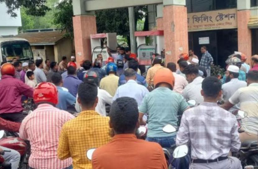 চার ঘণ্টা অপেক্ষার পর ৩০০ টাকার পেট্রল পেলেন পল্লী চিকিৎসক