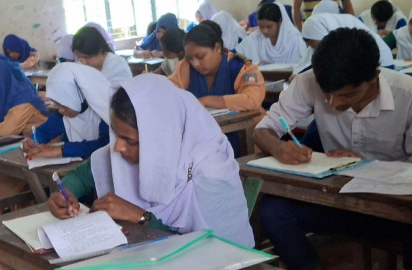 নকলমুক্ত পরিবেশে মনোহরদীতে পরীক্ষা শুরু