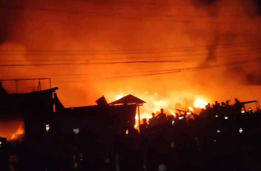 নারায়ণগঞ্জ জেলা কারাগারের পাশে ঝুটের গুদামে ভয়াবহ অগ্নিকাণ্ড।