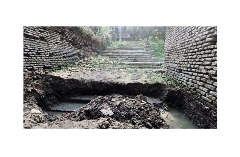 গুপ্তধনের খোঁজে খনন, হুমকিতে জমিদার বাড়ি ও বউঘাট