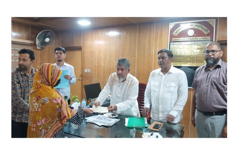 নরসিংদী জেলা পরিষদে অনুদানের চেক বিতরণ