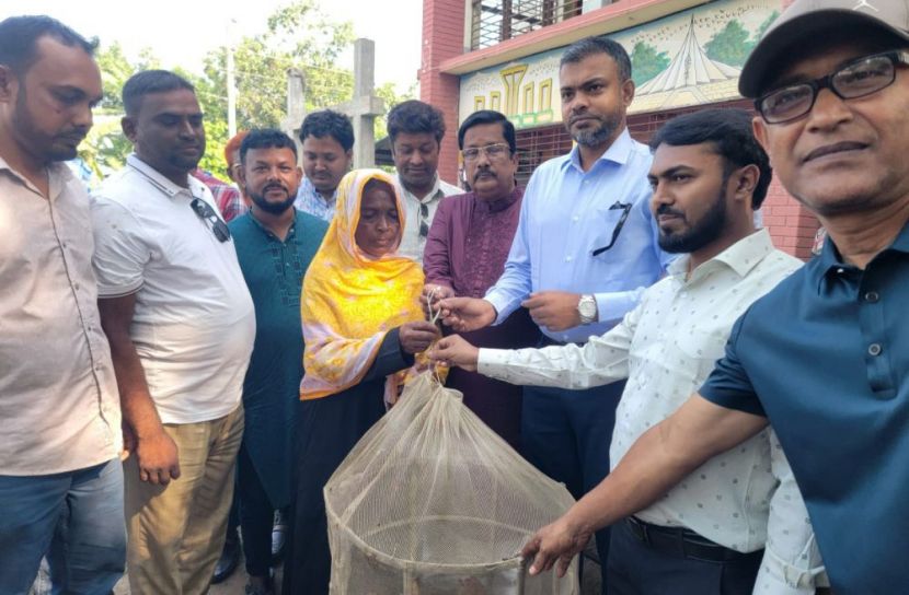 কালুখালীর  চরাঞ্চলে  ইউএনও’র হাস, মুরগী ও ছাগল বিতরন