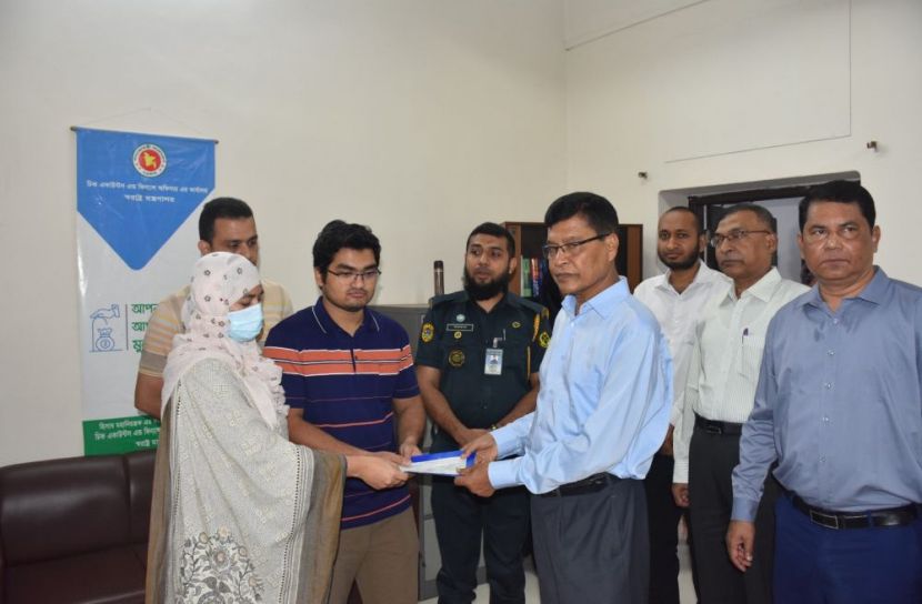 "বিশেষ সেবা সপ্তাহ উপলক্ষ্যে সিএজি জনাব মোঃ নূরুল ইসলাম এর বিভিন্ন কার্যালয় পরিদর্শন"