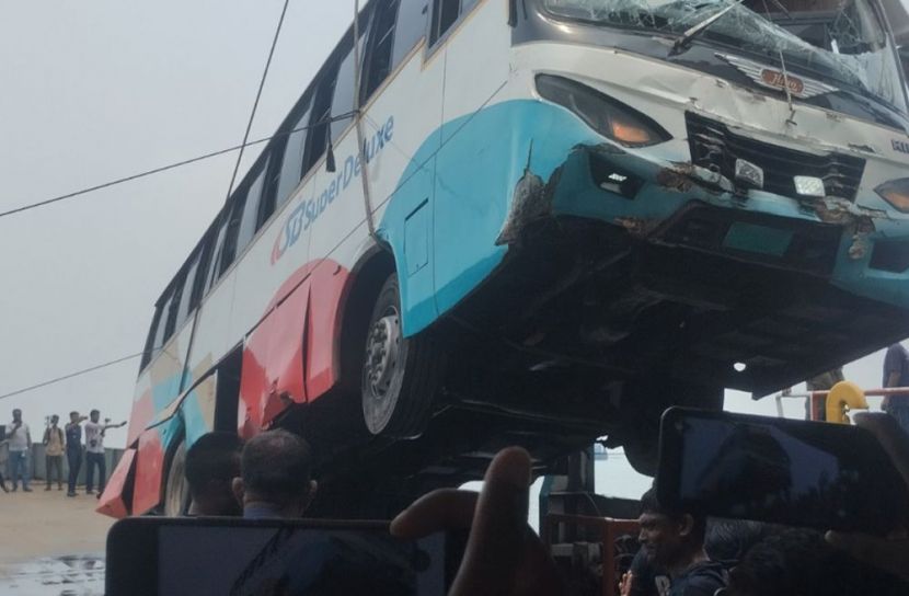 ফের পদ্মায় যাত্রীবাহী বাস