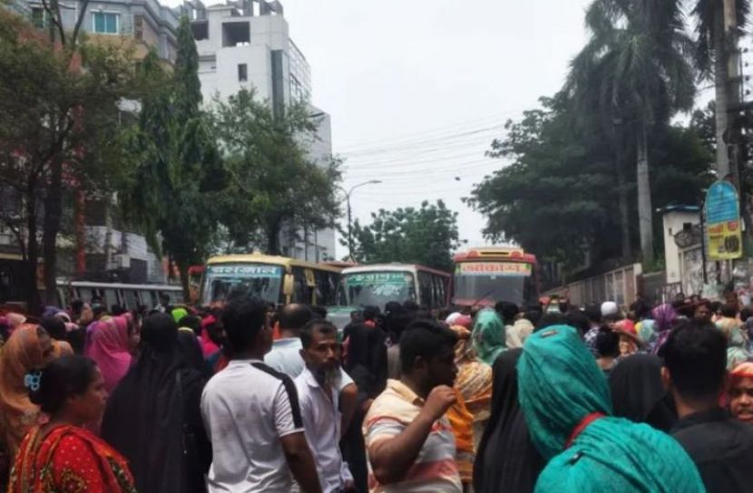 শ্রমিক ছাঁটাইয়ের প্রতিবাদে গার্মেন্টস শ্রমিকদের বিক্ষোভ