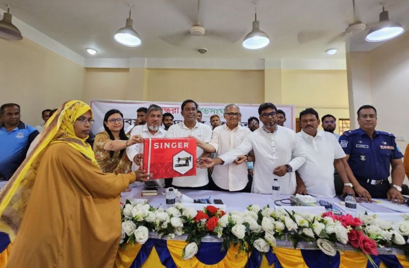 বসুন্ধরা শুভসংঘের শিবপুরে সেলাই মেশিন বিতরণ