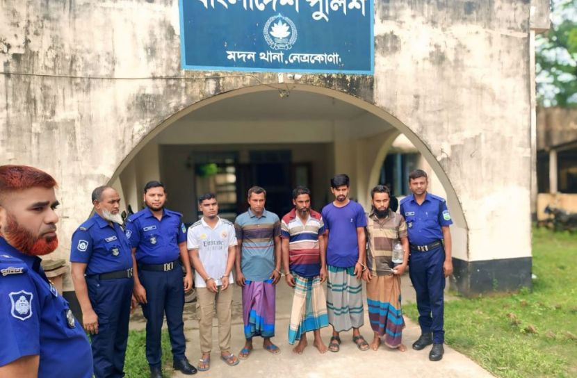 মদনে চার জুয়াড়ীসহ ৫জন আটক