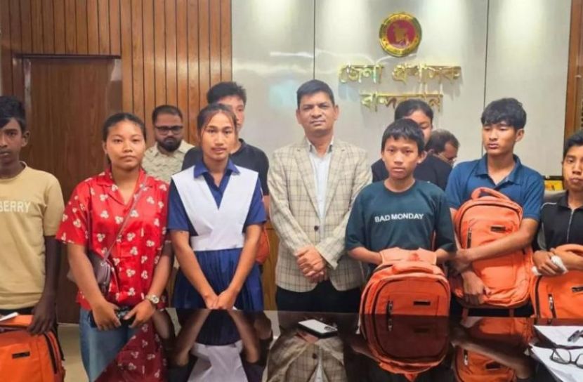 বান্দরবানে আর্থিক সংকটে পড়া ৮ শিক্ষার্থীর দায়িত্ব নিল জেলা প্রশাসক
