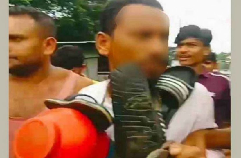 শিক্ষার্থীকে যৌন হয়রানি,শিক্ষকের গলায় জুতার মালা