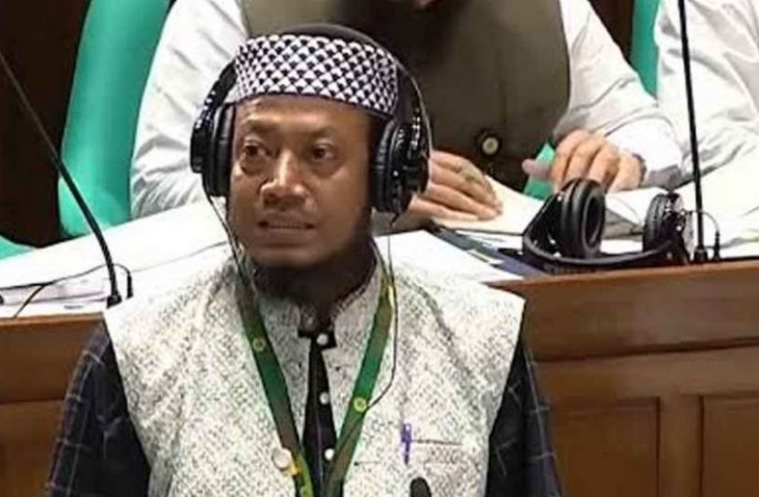 খুচরার অভাবে ৮০ পয়সা বেশি দিয়ে সিগারেট কিনতে হচ্ছে: আমির হামজা