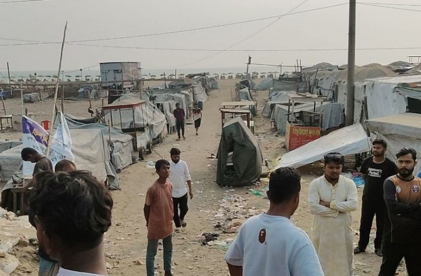 কক্সবাজার সমুদ্রসৈকতের বালিয়াড়ি থেকে অবৈধ স্থাপনা সরানোর নির্দেশ