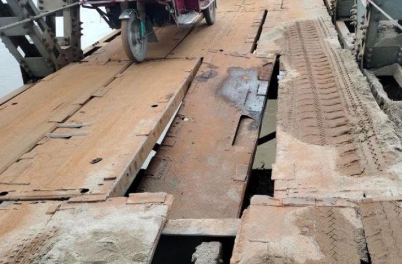 ১৪০ বছরের সোনাহাট সেতুর পাটাতন ভেঙে ভারী যান চলাচল বন্ধ, দুর্ভোগে হাজারো মানুষ