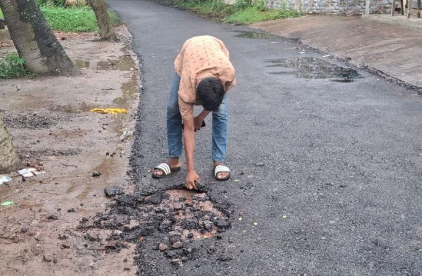 নোয়াখালীতে হাতের টানেই উঠে যাচ্ছে রাস্তার  কার্পেটিং