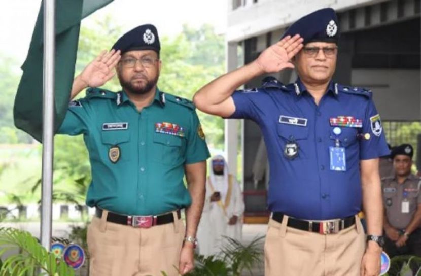 নতুন ইউনিফর্মে পুলিশ