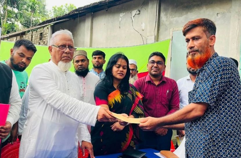 আলফাডাঙ্গায় অগ্নিকাণ্ডে ক্ষতিগ্রস্তদের পাশে দাঁড়ালেন এমপি ড. ইলিয়াস মোল্লা