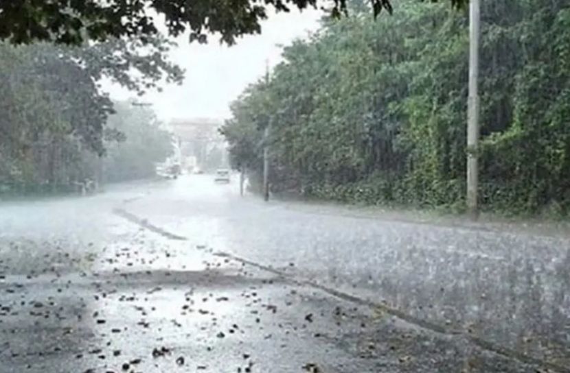 ভ্যাপসা গরমের মধ্যে ঢাকায় বৃষ্টির সম্ভাবনা, ৯ অঞ্চলে ঝড়ের আভাস