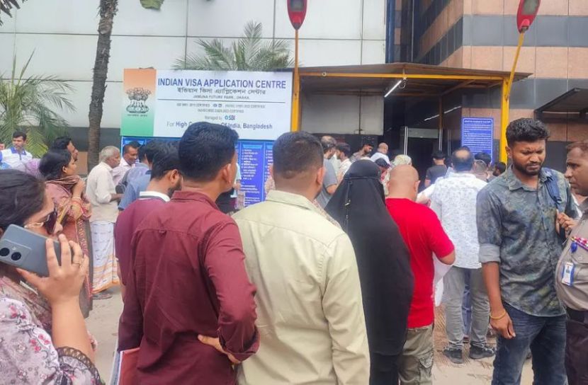 ভারতীয় ভিসাকেন্দ্রে দীর্ঘ সারি, ‘স্লট’ নিয়ে বড় ভোগান্তি