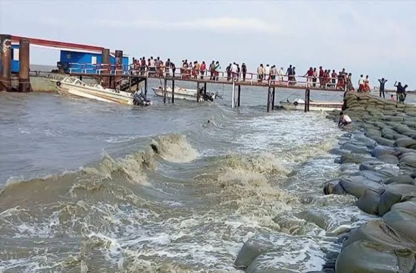 হাতিয়ার সঙ্গে সারাদেশের নৌ-যোগাযোগ বন্ধ
