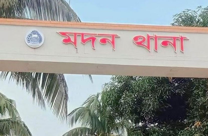 মদনে রাতের আঁধারে যুবককে কুপিয়ে টাকা লুট ‎