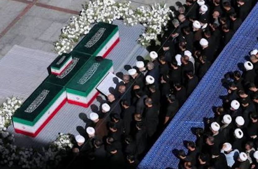 জনসাধারণের শ্রদ্ধার জন্য ফ্রিডম স্কয়ারে মরদেহ