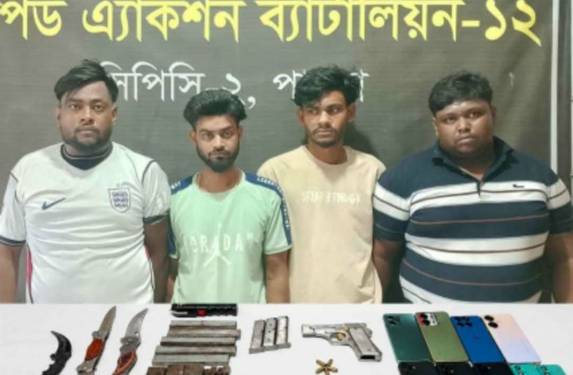 ঈশ্বরদীতে র‌্যাবের অভিযানে বিদেশি পিস্তলসহ অস্ত্র উদ্ধার, গ্রেপ্তার ৪