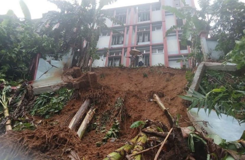 পাহাড়ে ধসে পড়ার আশঙ্কায় চাম্বি উচ্চ বিদ্যালয় ও কলেজের ভবন