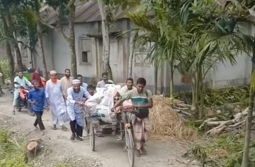 মালবোঝাই ভ্যান ঠেলে চালককে সহায়তা এমপির, ভিডিও ভাইরাল