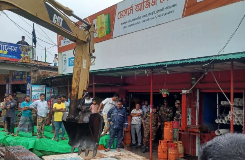 বাঙ্গালহালিয়ায় জলাবদ্ধতা নিরসনে সেনাবাহিনীর জরুরি উদ্যোগ,