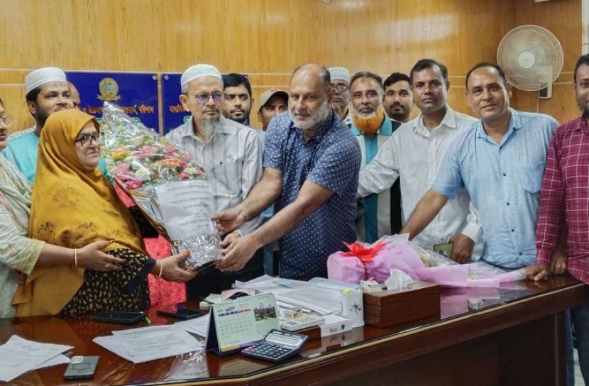বরিশাল শিক্ষা বোর্ডের নতুন চেয়ারম্যানকে ফুলেল শুভেচ্ছা