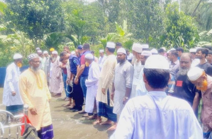 জয়পুরহাটে হাতকড়ায় মায়ের জানাজায় শেষ শ্রদ্ধা জানালেন কুখ্যাত ডাকাত