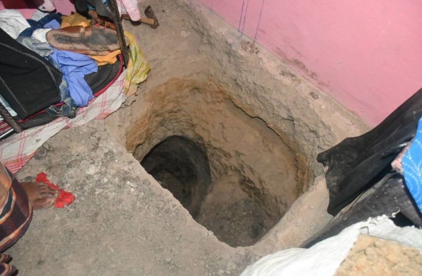 ক্ষেতলালে পঙ্গু বাবাকে জীবন্ত কবর দেওয়ার অভিযোগ, ঘরের ভেতরে খোঁড়া গর্ত ঘিরে চাঞ্চল্য